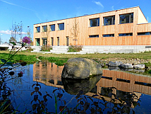 Aussenansicht Herberge mit Wildbach